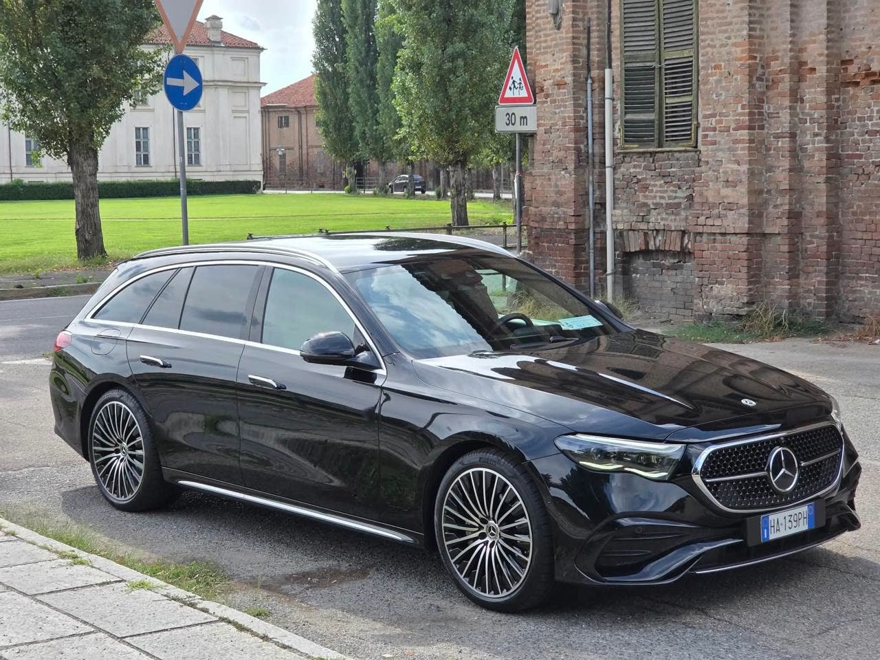 Mercedes Executive vista laterale, servizio NCC Torino