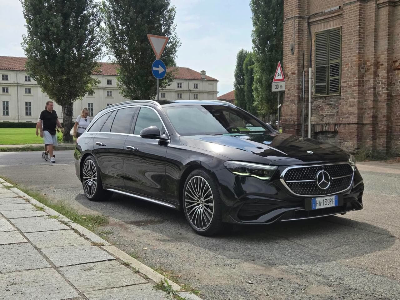 Mercedes Executive vista tre quarti anteriore