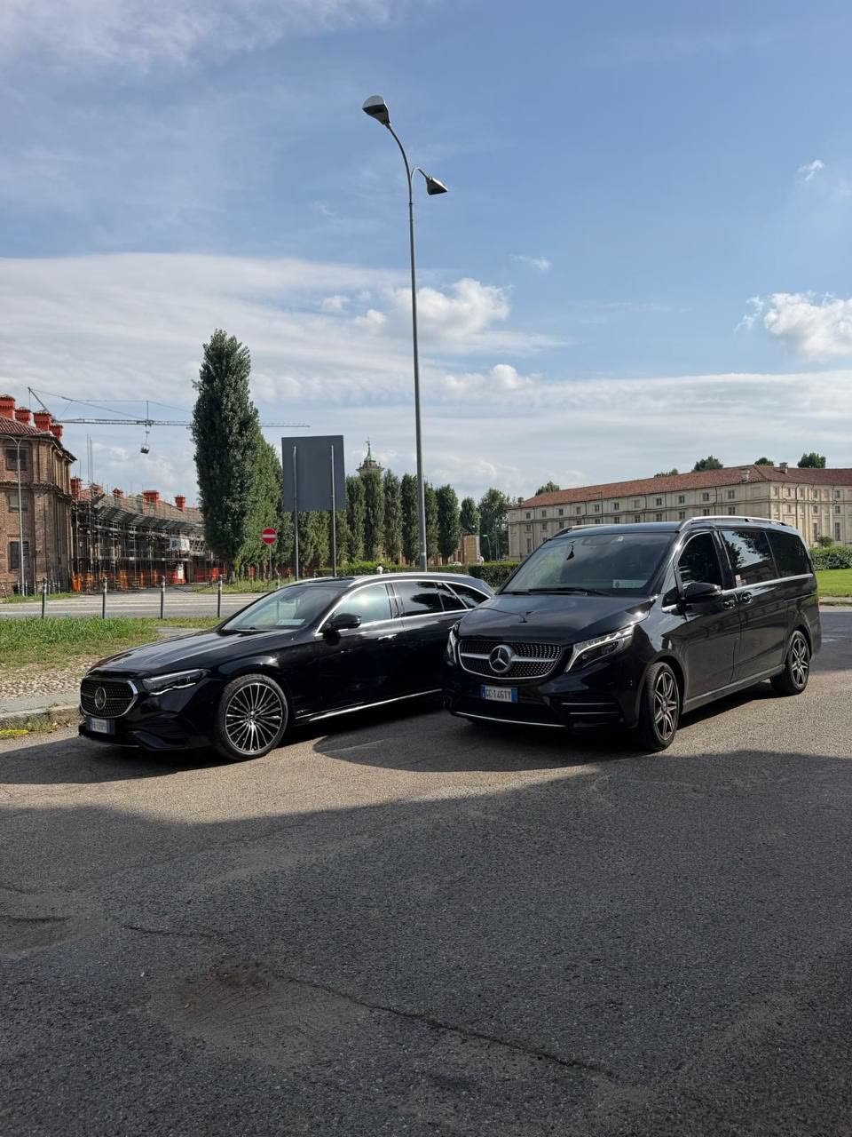 Le due Mercedes, un'altra ambientazione