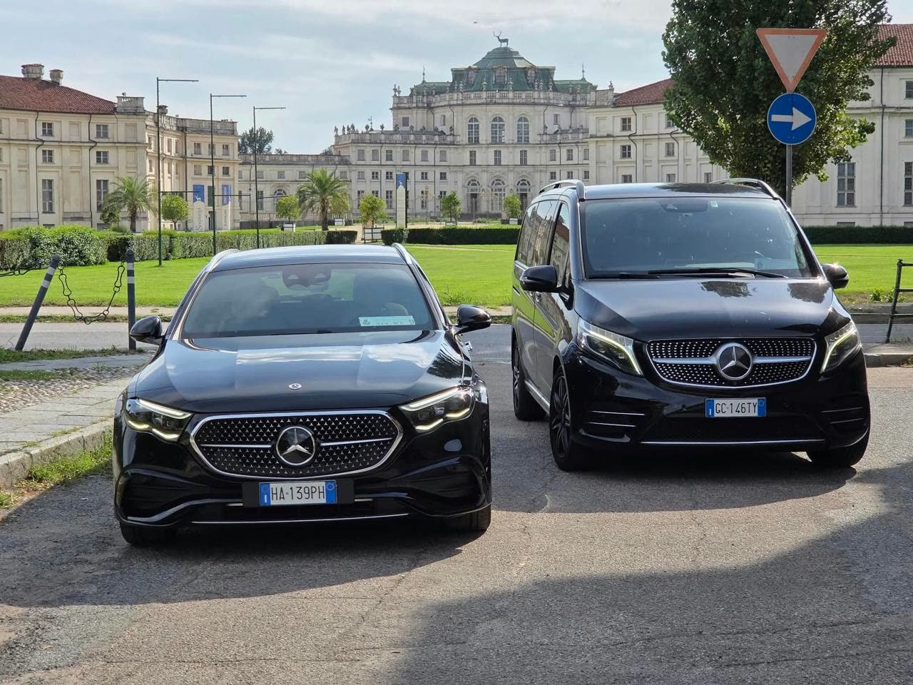 Due vetture Mercedes nere per servizio NCC ferme davanti alla Palazzina di Caccia di Stupinigi, Torino