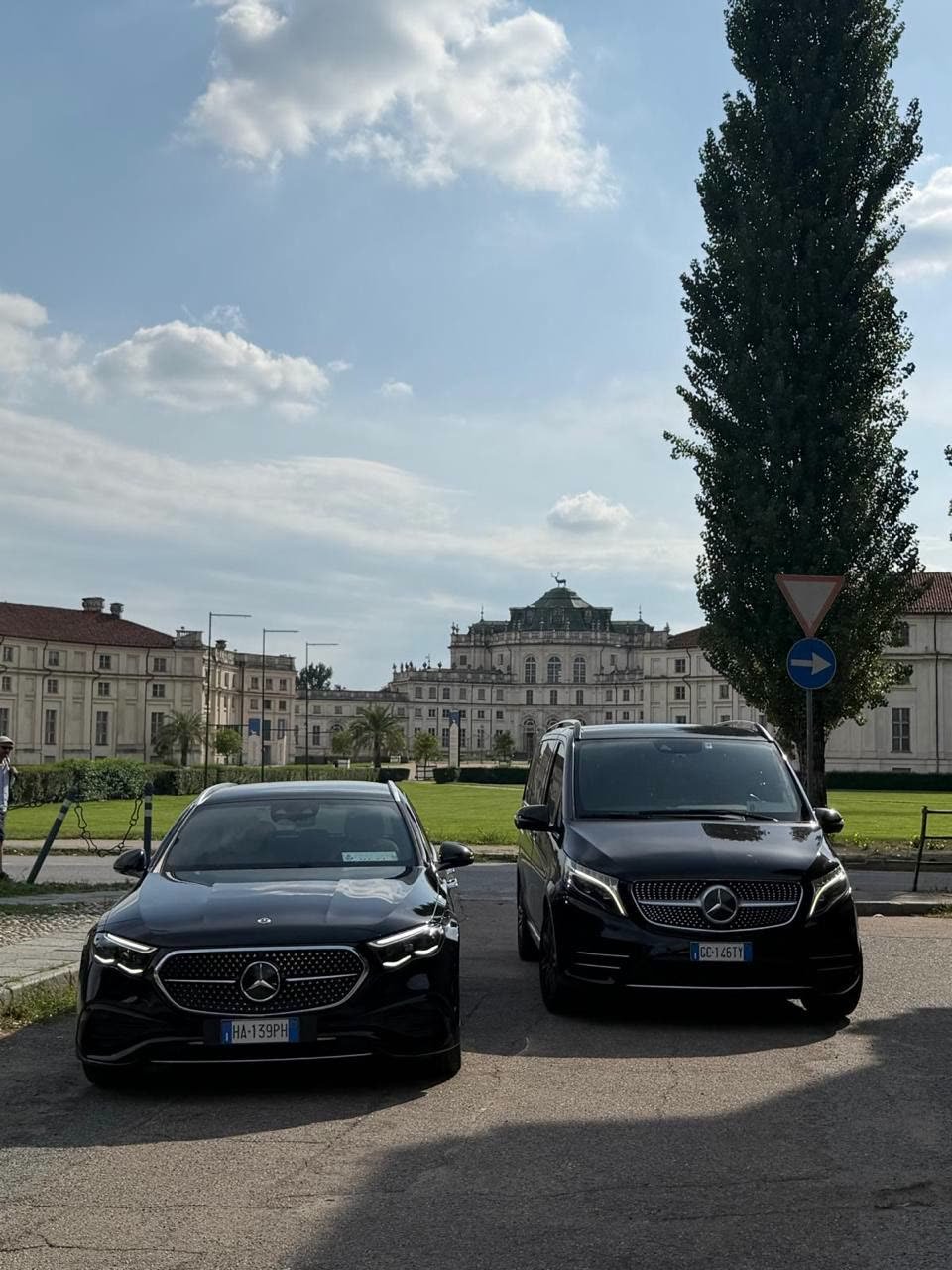 Le due Mercedes, vista d'insieme