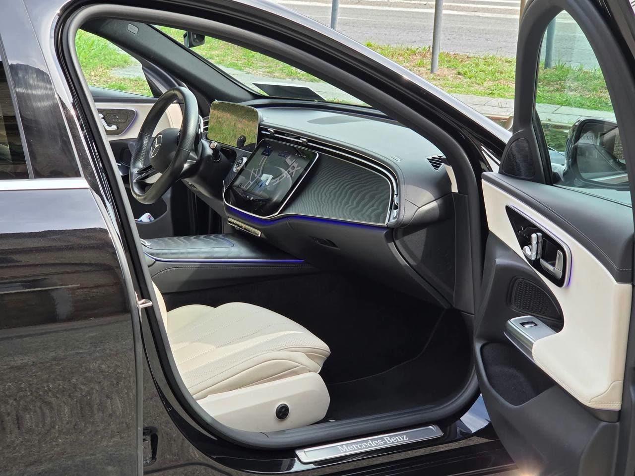 Volante e display digitale Mercedes, abitacolo anteriore