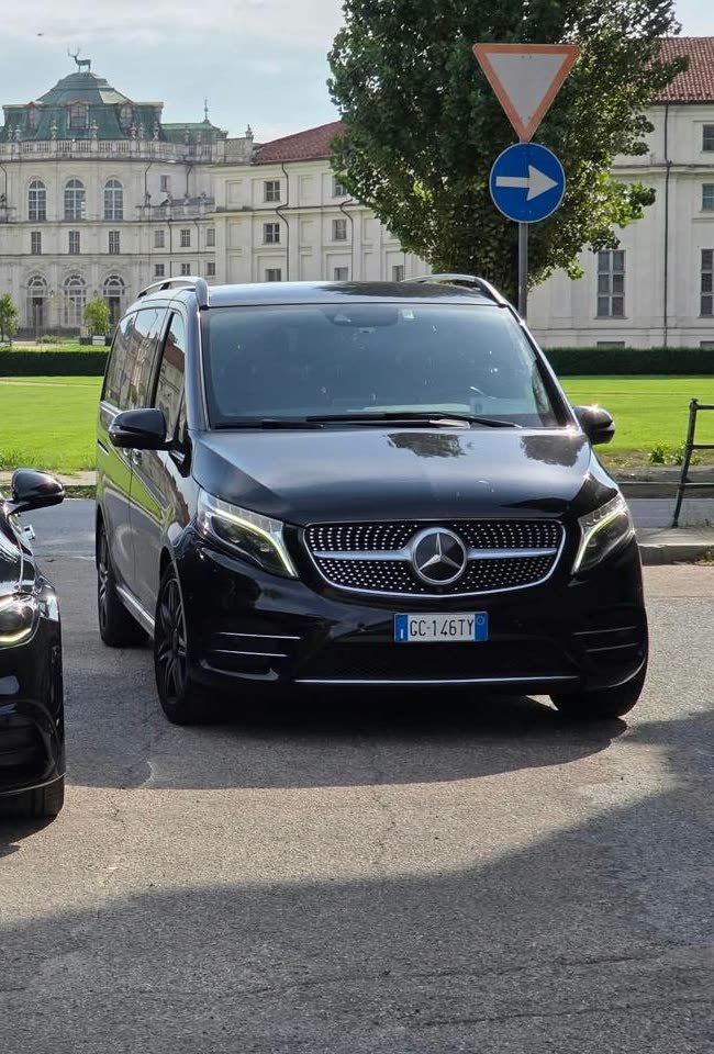Mercedes Van per servizio NCC, vista frontale